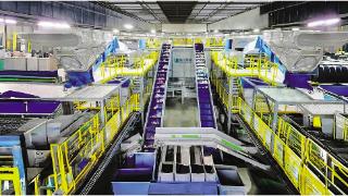 “哗啦”——一车“垃圾”开始重生的信号