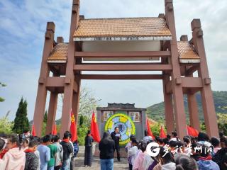 缅怀先烈承红色血脉 行走思政育时代新人——鲁布格镇中心小学开展清明节祭扫主题活动