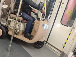 青岛一电动三轮车开进地铁车厢？地铁客服回应：正在调查核实