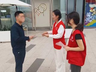 赣南医科大学“暖仓行动”志愿者在医患同行公益实践中诠释青春担当