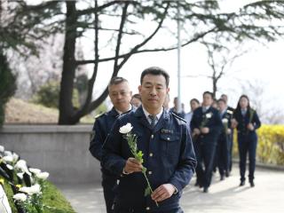 城阳巴士联合惜福镇街道开展“清明祭扫寄哀思 红色基因薪火传”祭扫活动