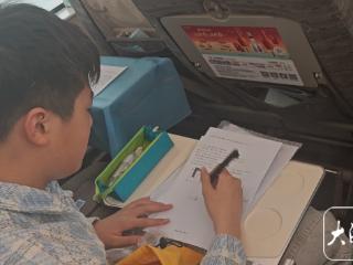 高铁车厢变“教室” ，放春假的娃赶写作业：不想浪费时间，下车就放松玩了