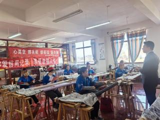 贵州银行施秉支行走进施秉县刺绣工厂开展金融知识宣传活动