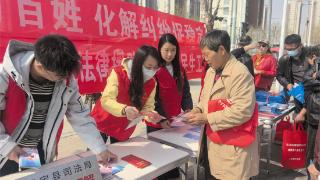 正定县司法局走进三里屯集市开展专题普法宣传活动