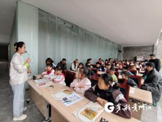 把春天“粘”在扇面上 遵义市博物馆干花团扇体验活动受热捧