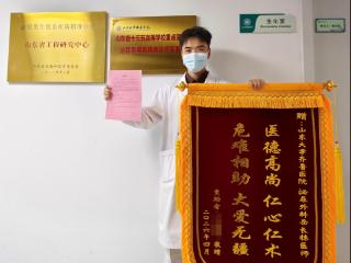 从列车车厢到医院急诊科！齐鲁医院研究生岳长栋紧急施救，陪护患者至深夜