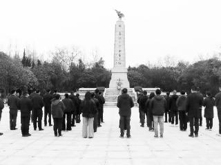 缅怀先烈 致敬英雄 阜宁县退役军人事务局开展清明祭英烈活动