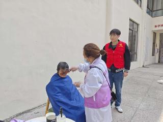 东亭社区开展春日便民活动 暖心服务与安全同行