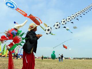 渤海湾畔万筝齐飞 潍坊风筝会邀你来滨海打卡