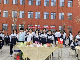 淄博工贸学校市场营销专业举办“爱心传递，温暖同行”义卖活动