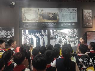 万松园路小学师生在“行走的思政课”中追寻红色足迹