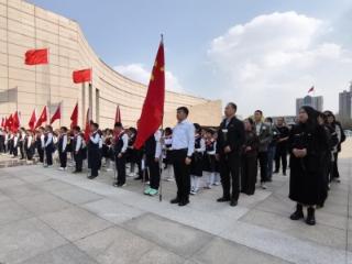 【我们的节日·清明节】济南市莱芜区凤城街道胜利社区：清明祭英烈 鲜花寄哀思