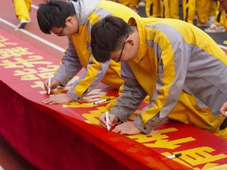 从誓言到行动 这所学校让雷锋精神融入校园日常