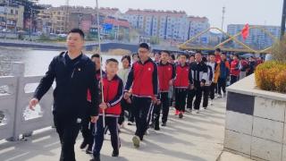 栖霞市翠屏中学开展清明研学活动 八公里徒步拉练师生意志