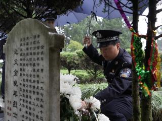 青山埋忠骨 鲜花祭英魂 浙江省各地举行悼念活动缅怀英烈