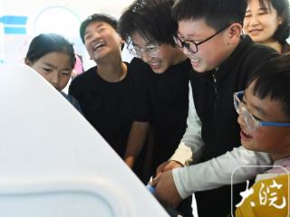 中国流动科技馆“流”进阜阳，点亮孩子科学梦