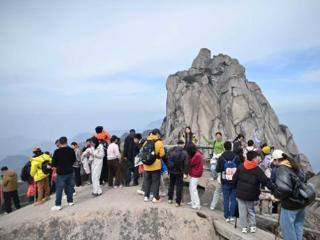 清明假期首日 天柱山迎来客流高峰