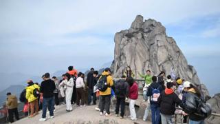 清明假期首日 天柱山迎来客流高峰