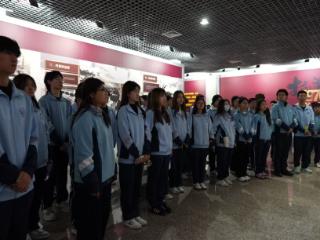 长春理工大学开展清明祭扫烈士陵园活动