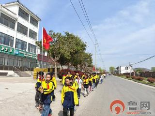 枣庄市市中区西王庄镇东王庄学校开展清明节祭扫烈士墓活动