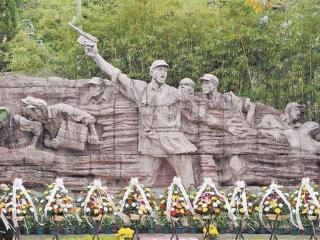 【网络中国节·清明】看风景也品历史 市民游客走进鼓浪屿的革命旧址追思先辈