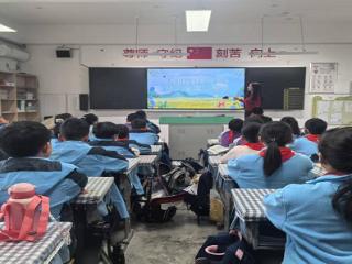 莒南县第二小学开展“人间四月忆清明”主题班会