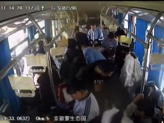 女乘客突发晕厥 蒙城公交司机暖心救助转危为安