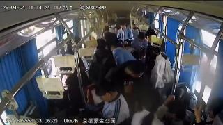 女乘客突发晕厥 蒙城公交司机暖心救助转危为安