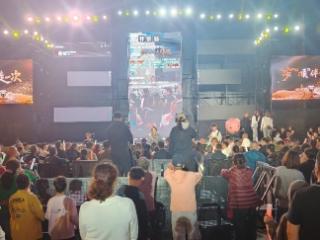 千万粉丝歌手小白牙亮相安顺若飞广场 点燃城市文旅夜经济