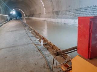 吉高集团路桥公司：白临03工区老岭隧道混凝土路面面层首件工程顺利完工