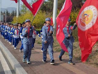 淄博市博山区中心路小学开展“重走长征路 清明祭英烈”主题活动