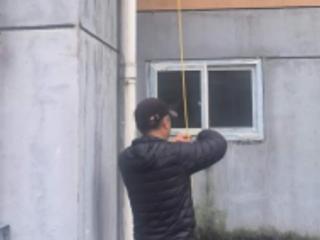 浪花苑社区：冒雨整治除隐患，守护家园保平安