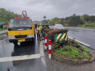 G320国道突发事故致拥堵 上饶市信州公路中心快速处置保障畅通