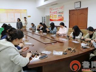 工享生活 市中如忆——垎塔埠街道开展果壳风铃手工制作活动