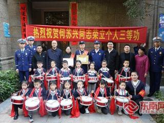 崇尚先进，凝聚奋进力量！龙岩市消防救援局“送奖到家”活动让荣誉更有温度