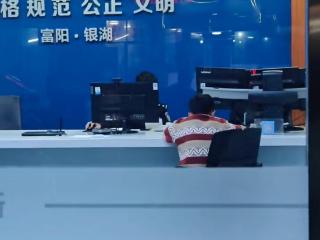 男孩写作业拖拉 妈妈“兑现承诺”将其送进派出所，一小时完成作文