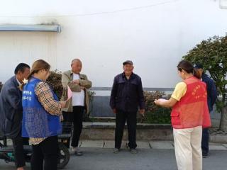 济宁市任城区二十里铺街道前寺村开展“小麦田间技术管理宣传”志愿服务活动