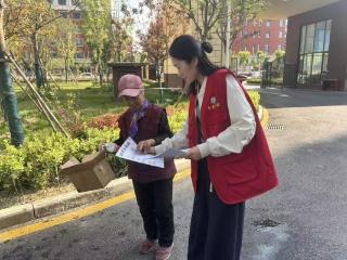 济宁市任城区李营街道临湖社区开展“健康进网格，关爱暖人心”宣传活动