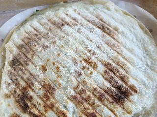 纵览原创丨沧州91岁老人为女儿下厨做馅饼，简单的日常里藏着最踏实的幸福