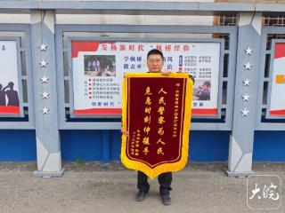 游客不慎滑落山崖 泾县这位警员解下自己的安全绳为其绑上