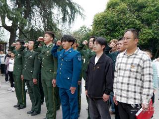 高校师生赴向警予烈士陵园开展清明祭扫