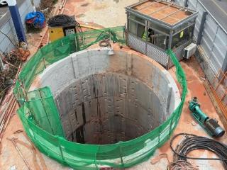 合肥井岗路惊现巨型水泥洞 记者揭秘：系掘进地下管道的工作井，完工后将“消失”