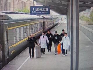 扫墓归来旅客列车上突发心脏病，滁州北站拂晓接力救援