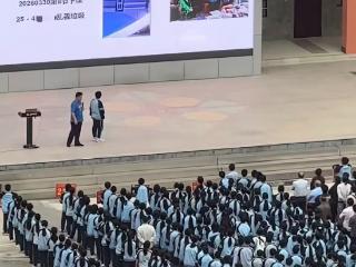 中学生乱丢垃圾被当众放大屏批评，教育局：校方已致歉