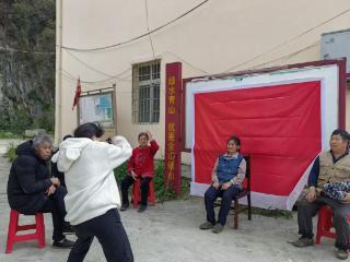 普定县穿洞街道开展“免费为您拍张照”活动