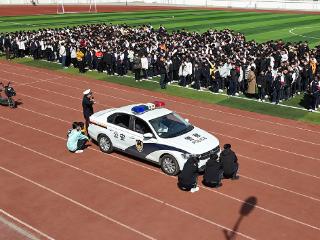 丰南交警：警车入校开展实景教学