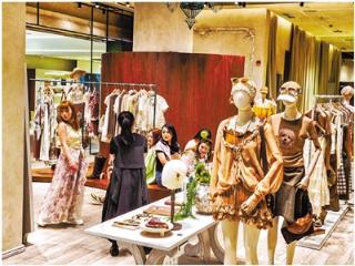 从秀场火到街头 这个春天，杭州人把“松弛感”穿身上