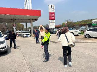假期暖心一幕：执法人员化身“临时奶爸”
