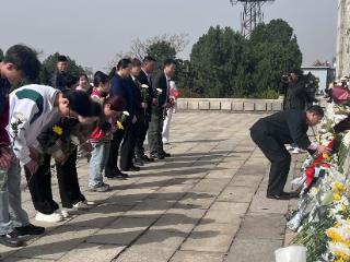 岱岳区多方联动开展“清明祭英烈”困境儿童爱国主义教育活动