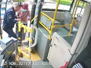 暖心城运人 真情暖乘客——城阳巴士“萤火之光”志愿者孙朝金主动帮扶老人获赞